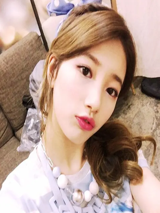 Dilansir dari allkpop.com, akhirnya Netizen kembali memuji kualitas akting Suzy yang meningkat drastis. Para penggemar pun tak luput dan menyaksikan drama terbaru Suzy bersama Kim Woo Bin. (Soompi/Bintang.com)