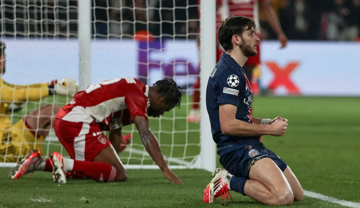 Khvicha Kvaratskhelia menggandakan keunggulan PSG atas Brest pada menit ke-39. (Thibaud MORITZ/AFP)