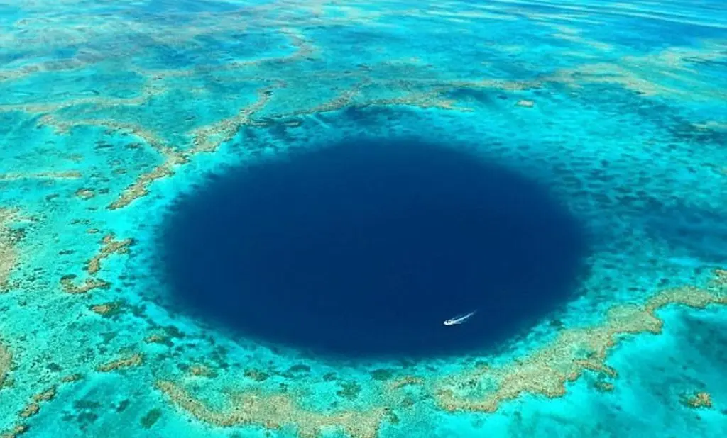 Terkuak, Misteri Lubang Raksasa di Great Barrier Reef Australia  (Instagram @Johny Gaskell/Daily Mail)