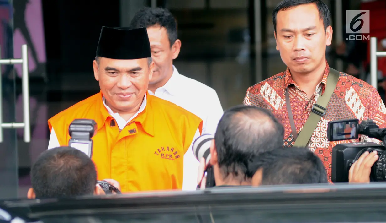 Bupati Jepara nonaktif, Ahmad Marzuki menuju mobil tahanan usai pemeriksaan di Gedung KPK, Jakarta, Jumat (14/6/2019). Ahmad Marzuki diperiksa sebagai tersangka suap terkait putusan atas praperadilan kasus dugaan korupsi penggunaan dana bantuan partai politik di PN Semarang. (merdeka.com/Dwi Narwoko