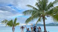 Para pengunjung di Destinasi pulau Huha, Gorontalo Utara saat menikmati suasana sekitar. Foto: istimewa (Arfandi Ibrahim/Liputan6.com)