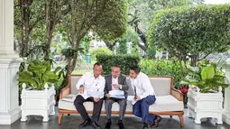 Teddy Ungkap Isi Diskusi dengan Dasco dan Prasetyo di Teras Istana Merdeka