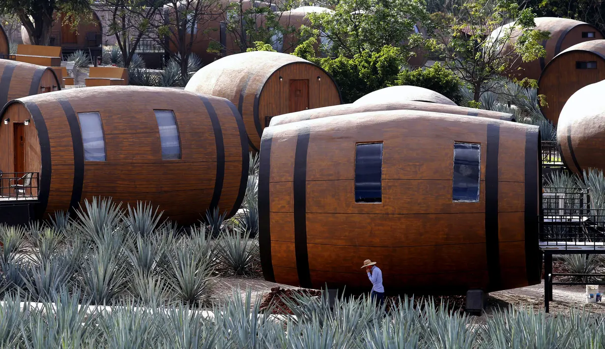 Pemandangan tong raksasa Tequila yang dibangun menjadi hotel di Tequila, negara bagian Jalisco, Meksiko, 22 Maret 2019. Tong ini biasa digunakan untuk tempat menyimpan minuman beralkohol yang terbuat dari tanaman agave. (Photo by ULISES RUIZ / AFP)