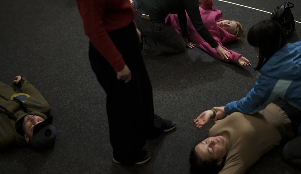 Warga Ukraina menerima CPR dan pelatihan pertolongan pertama di sebuah bioskop di Lviv, Ukraina, 4 Maret 2022. (AP Photo/Felipe Dana)