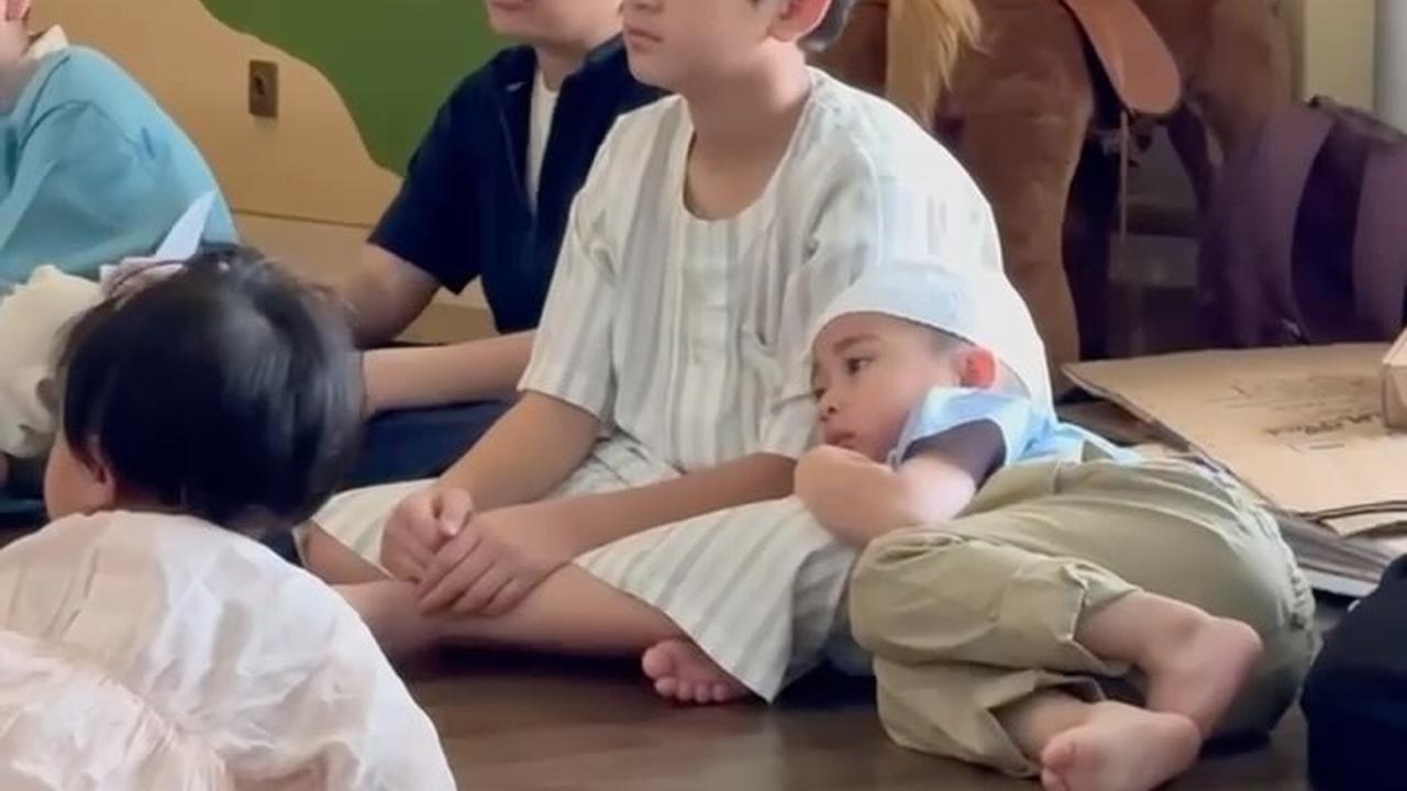 Gemes Banget, Ini Momen Rafathar Ikut Pesantren Kilat Sambil Momong Rayyanza dan Lily