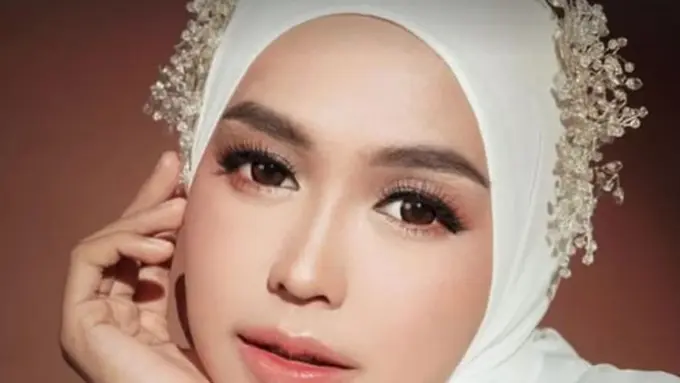 Ria Ricis Tampil Menawan dengan Busana Serba Putih di Potret Terbaru, Wajah Flawlessnya Bikin Pangling