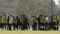 Pelatih Timnas Indonesia U-23, Indra Sjafri, memberikan arahan saat latihan di Lapangan G, Senayan, Rabu (6/11). Jelang SEA Games 2019, Timnas Indonesia U-23 terus pertajam transisi pemain. (Bola.com/Yoppy Renato)