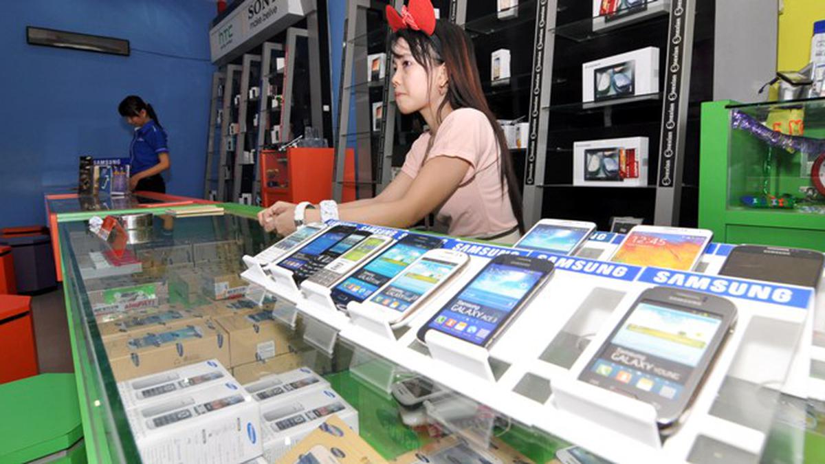 BBM Naik, Banderol Ponsel di Roxy Mas Bakal Naik?