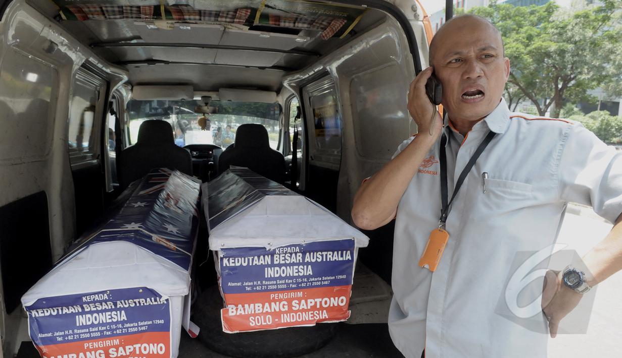 Petugas Kantor Pos mengirimkan dua peti mati ke kantor Kedutaan Besar Australia untuk Indonesia di Rasuna Said, Jakarta, Senin (9/3/2015). Peti mati tersebut kiriman Bambang Saptono asal Solo. (Liputan6.com/Andrian M Tunay)