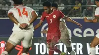Gelandang Timnas Indonesia, Marselino Ferdinan mendapatkan penjagaan dari pemain Myanmar dalam laga Grup B Piala AFF 2024 di Stadion Thuwunna, Yangon, Senin (9/12/2024) malam. (Dok. Timnas Indonesia)