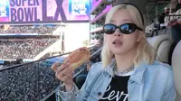 Cara Rose BLACKPINK sampai IN Stray Kids Styling Jaket Denim Trucker yang Kembali Tren