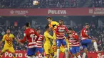 Bek Barcelona Gerard Pique melompat saat berebut bola dengan gelandang Granada Maxime Gonalons dalam jornada ke-20 Liga Spanyol 2021/2022 di Stadion Los Carmenes, Minggu (9/1/2022) dini hari WIB. Barcelona ditahan imbang 1-1 Granada. (AP Photo/Fermin Rodriguez)