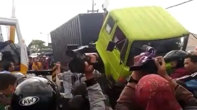 Seorang Ibu bersama anaknya tergencet truk yang diduga mengalami rem blong. Truk menabrak 3 pengendara motor di pertigaan Hanoman, Semarang.
