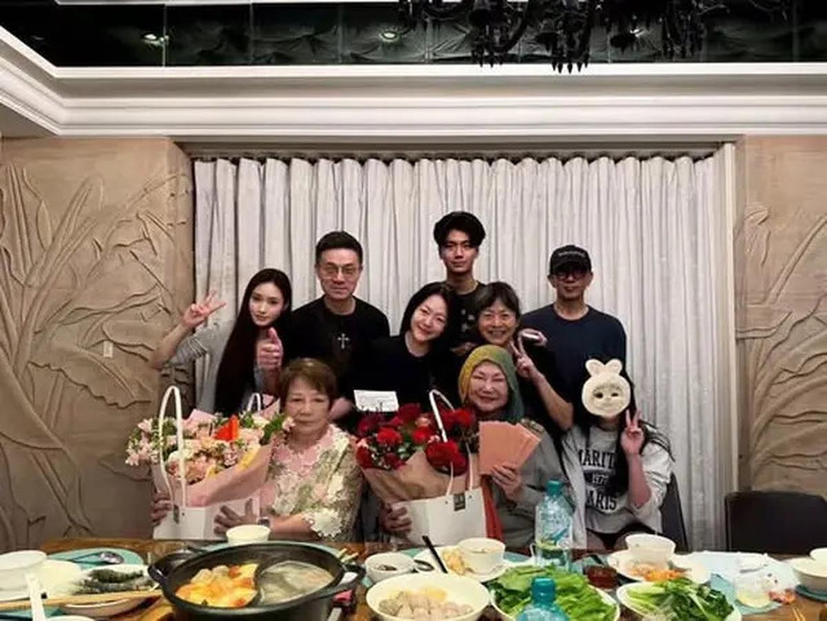 Keluarga Mendiang Barbie Hsu Foto Bersama, Penampilan DJ Koo Bikin Pangling Hingga Penggemar Prihatin