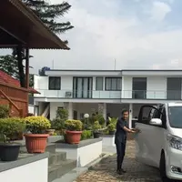 Umi Kalsum mengunggah foto dan video vila baru milik Ayu Ting Ting (Instagram/@mom_ayting92)