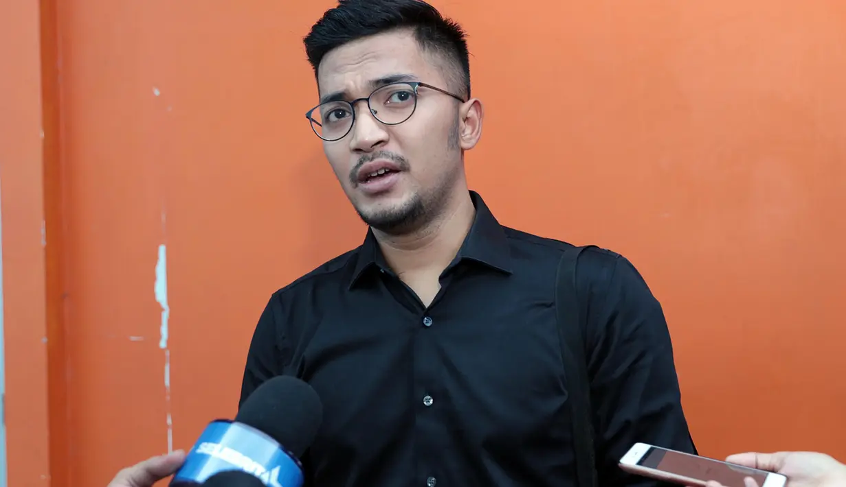 Penyanyi dan pemeran kelahiran Medan 27 tahun silam itu mengaku serius ingin menikahi Denada. Kini, ia sedang menabung demi persiapannya yang belum jelas kapan dilaksanakan. (Deki Prayoga/Bintang.com)