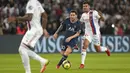 Penyerang Paris Saint-Germain (PSG), Lionel Messi berlari dengan bola saat menjamu Olympique Lyon dalam laga pekan keenam Liga Prancis di Stadion Parc des Princes, Senin (20/9/2021) dini hari WIB. PSG menang dengan skor tipis 2-1. (AP Photo/Francois Mori)