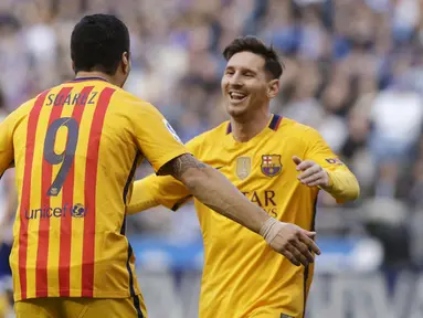 Luis Suarez merayakan golnya bersama Lionel Messi saat melawan Deportivo La Coruna pada lanjutan  La Liga di Stadion Riazor, La Coruna, Kamis (21/4/2016) dini hari WIB. Barcelona menang telak 8-0. (Reuters/Miguel Vidal)