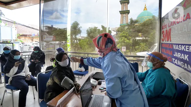 Tenaga Kesehatan Lansia Terima Vaksin di Puskesmas