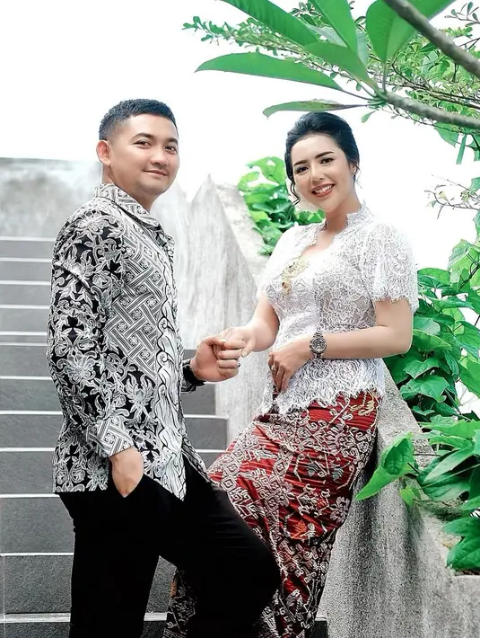 "Bulan ini tanggal 23," kata Angga Wijaya. Pria yang pernah jadi manajer Dewi Perssik itu mengaku sudah melakukan berbagai persiapan, termasuk undangan. Bahkan, Angga mengaku juga mengundang mantan istrinya. [Instagram/anggawijaya88]