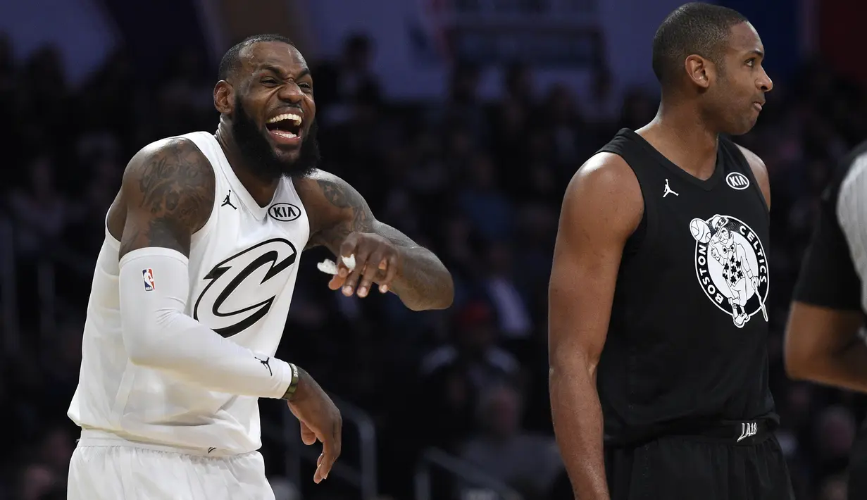 Eskpresi LeBron James (kiri) saat bercanda dengan Al Horford pada laga NBA All-Star basketball game di Los Angeles, (18/2/2018). Tim LeBron menang 148-145. (AP/Chris Pizzello)