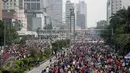 Sejumlah orang memadati Jalan Sudirman-Thamrin, Jakarta saat menikmati Car Free Day (CFD), Minggu (26/3). Libur panjang menjelang Nyepi (28/3), sebagian warga Jakarta memilih menghabiskan waktu dengan berolahraga di area CFD. (Liputan6.com/Faizal Fanani)