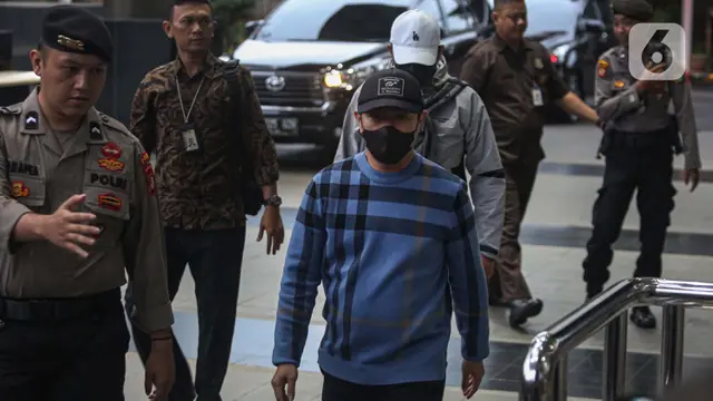 Terjaring OTT KPK, Pj Wali Kota Pekanbaru Risnandar Mahiwa dan Sekda Indra Pomi Nasution Digelandang ke Gedung KPK