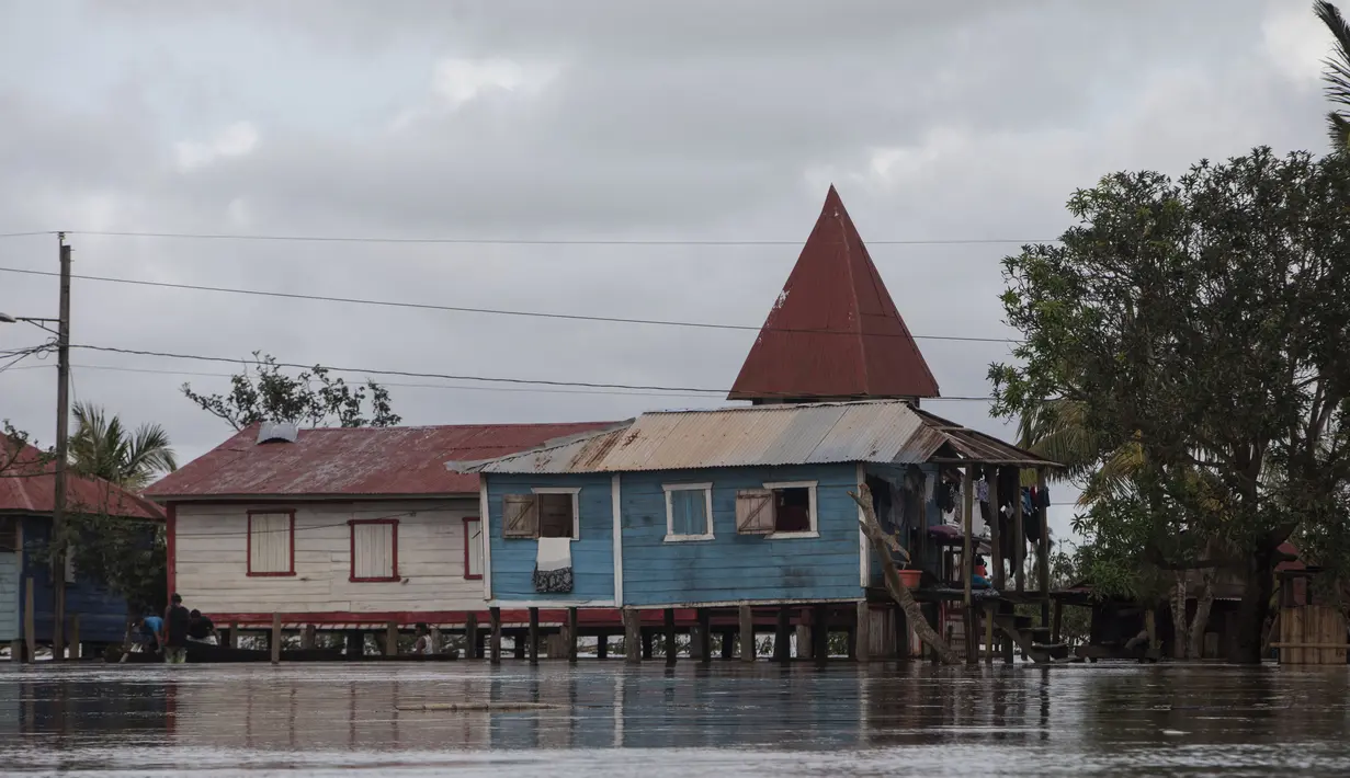 Rumah-rumah terendam banjir yang disebabkan oleh Sungai Wawa Boom terlihat setelah lewatnya Badai Iota di Bilwi, Puerto Cabezas, Nikaragua (18/11/2020). (AFP/Inti Ocon)