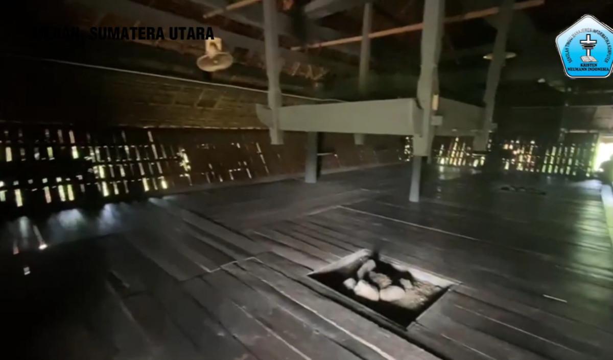 Dikenal sebagai rumah delapan ruangan