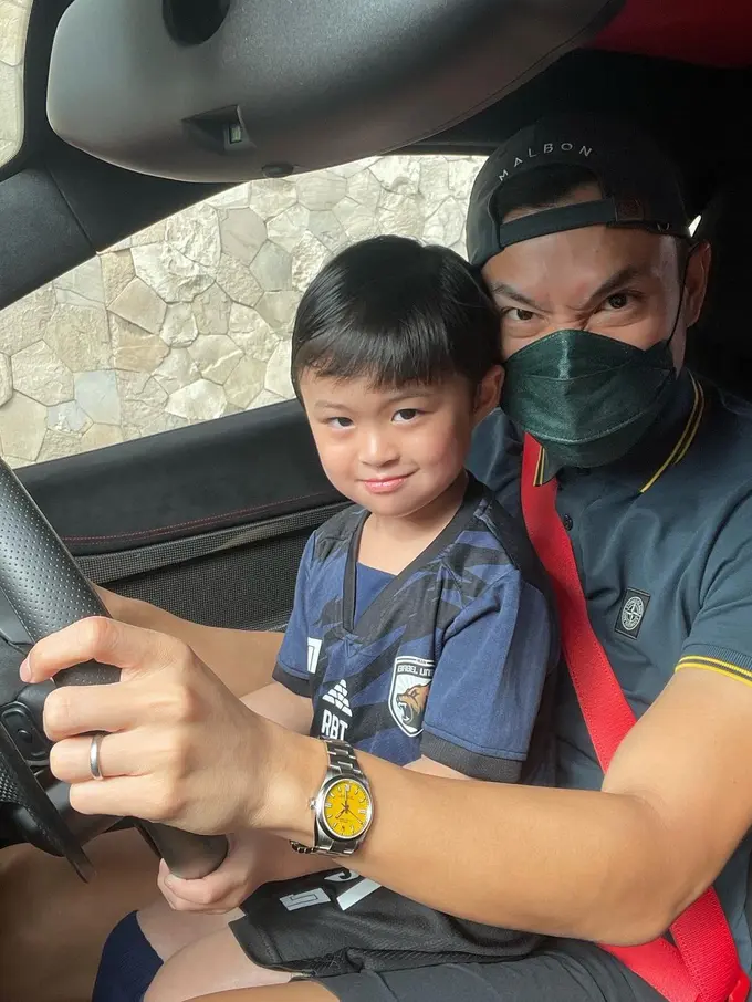 Harvey Moeis suami Sandra Dewi saat momong anak (Foto: Instagram/@raphaelmoeis)