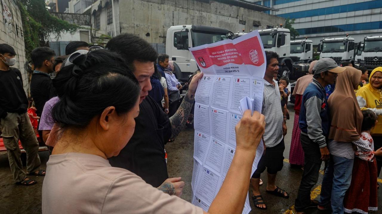 Dengan memanfaatkan pos satpam sebagai TPS darurat, diharapkan warga tetap dapat menggunakan hak suara mereka. Foto: merdeka.com / Arie Basuki