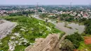 Kondisi ini diduga akibat penumpukan sampah di Kali Pesanggrahan. (BAY ISMOYO/AFP)