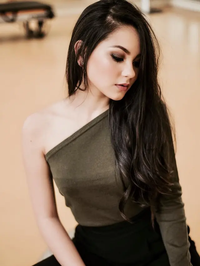 [Bintang] Genap Berusia 20 Tahun, Intip Dandanan Alyssa Daguise yang Dewasa Melebihi Umurnya