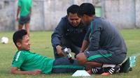 Gelandang Timnas Indonesia U-19, Syahrian Abimanyu mendapat perawatan di Stadion Jenggolo, Sidoarjo, Senin sore (2/7/2018). (Bola.com/Aditya Wany)