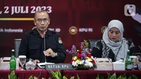 Petugas Komisi Pemilihan Umum (KPU) membacakan daftar pemilih saat rapat pleno terbuka rekapitulasi Daftar Pemilih Tetap (DPT) Pemilu 2024 di Kantor KPU, Jakarta, Minggu (2/7/2023). KPU resmi menetapkan DPT Pemilu 2024 sebanyak 204.807.222. (Liputan6.com/Faizal Fanani)