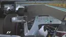 Pebalap Mercedes, Lewis Hamilton, sempat terhalang mobil Felipe Massa saat kualifikasi F1 GP Abu Dhabi di Sirkuit Yas Marina, Sabtu (26/11/2016). (Bola.com/Twitter/F1)