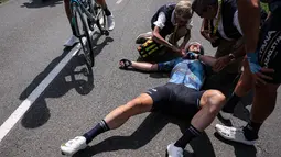 Cavendish terjebak dalam sebuah kecelakaan di bagian jalan yang datar dan tampak tidak berbahaya saat memasuki desa La Chapelle-Verlaine, sekitar 63 km dari garis finis. (Photo by Thomas SAMSON / AFP)