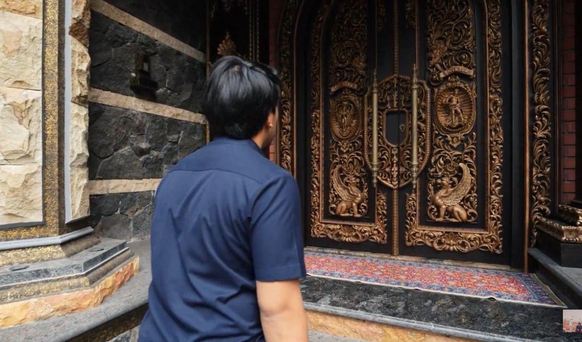 Pintu Depan