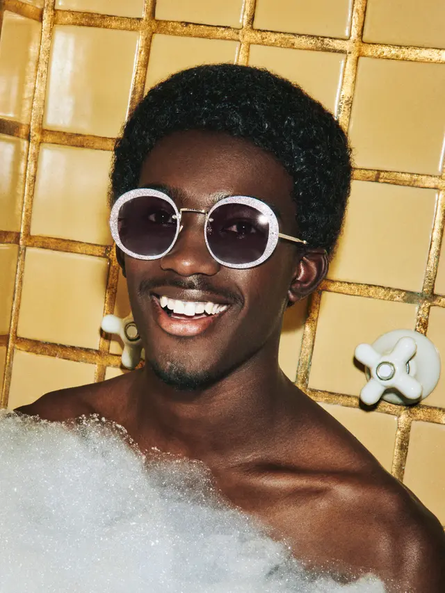 Tips Bergaya dengan Kacamata Hitam Layaknya Selebriti Hollywood