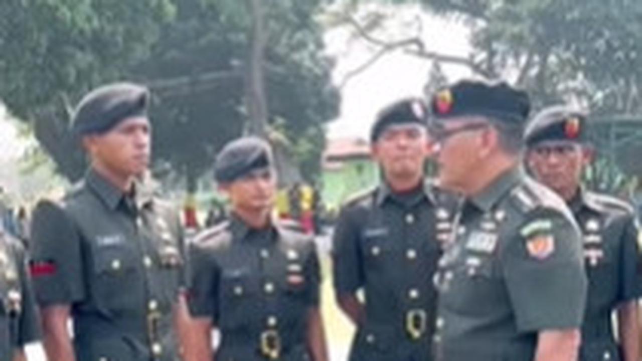 Mendengar pernah merasakan perjuangan panjang hingga sepuluh kali tes dari sang prajurit, Edward lantas merasa kaget bercampur kagum.