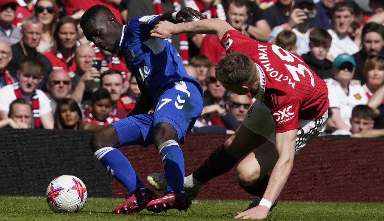 <p>Everton mulai bisa mengancam MU di pertengahan babak pertama. Simms hampir membuat publik Old Trafford terdiam andai sepakan rendahnya tidak melebar. (AP Photo/Dave Thompson)</p>