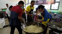 Proses memasak nasi goreng untuk mencetak rekor MURI. (dok. PT Sasa Inti)