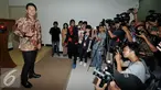 Pembalap Rio Haryanto melakukan sesi foto usai jumpa pers di Kementerian Pemuda Dan Olahraga, Senayan, Jakarta, Rabu (27/1). Rio membutuhkan 15 juta euro (setara Rp227,4 miliar) untuk bisa memastikan satu kursi di Tim Manor. (Liputan6.com/Johan Tallo)
