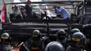 Para pendukung Prabowo yang berada di atas mobil berhasil dipukul mundur oleh aparat, Jakarta, Kamis (21/8/2014) (Liputan6.com/Miftahul Hayat) 