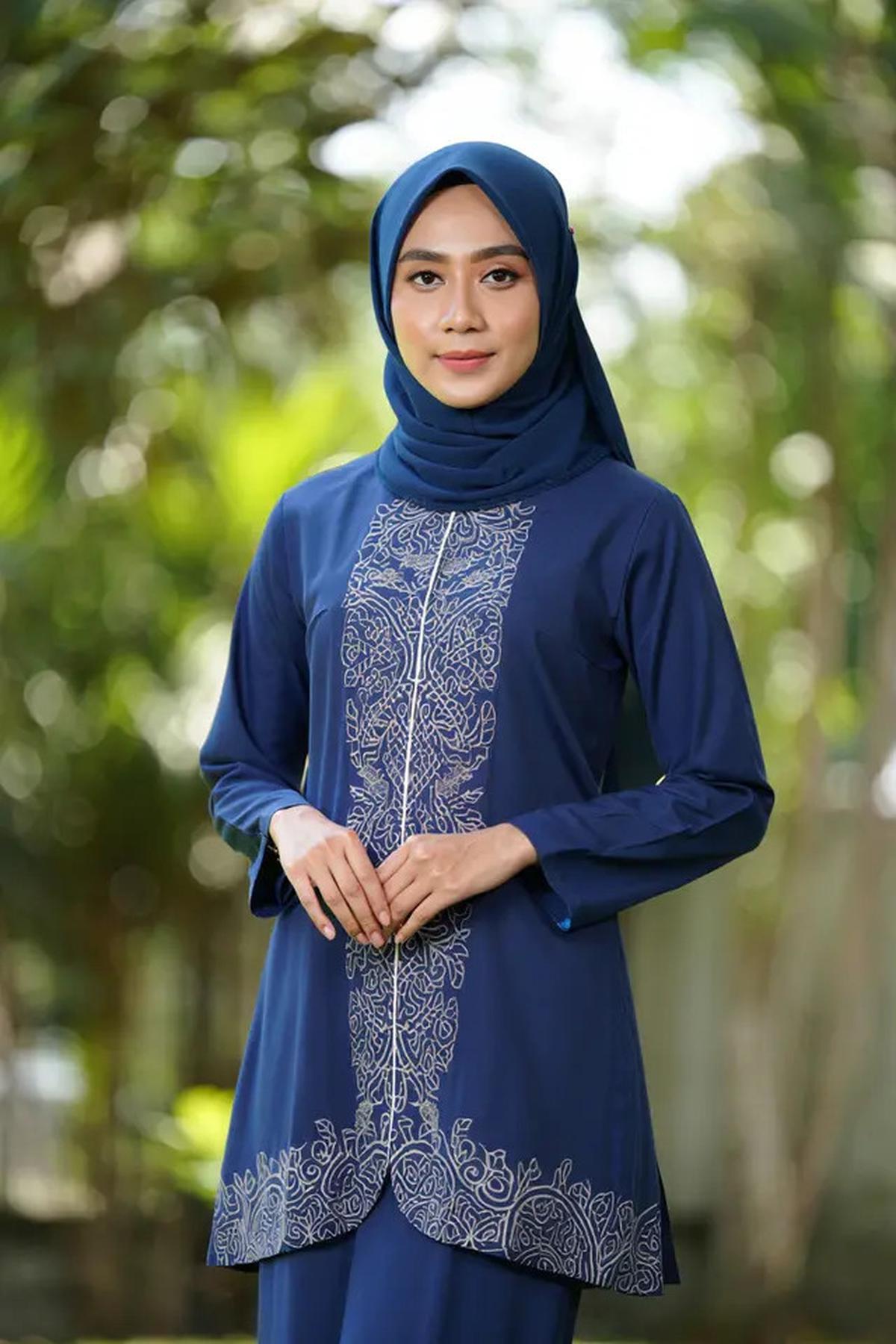 10 Model Gamis Batik Syar'i Slim Fit tapi Tetap Sopan, Kekinian di 2025