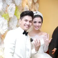 Sepasang cincin menjadi simbol lembaran baru Chelsea Olivia dan Glenn Alinskie yang resmi menjadi suami istri. (Galih W. Satria/Bintang.com)