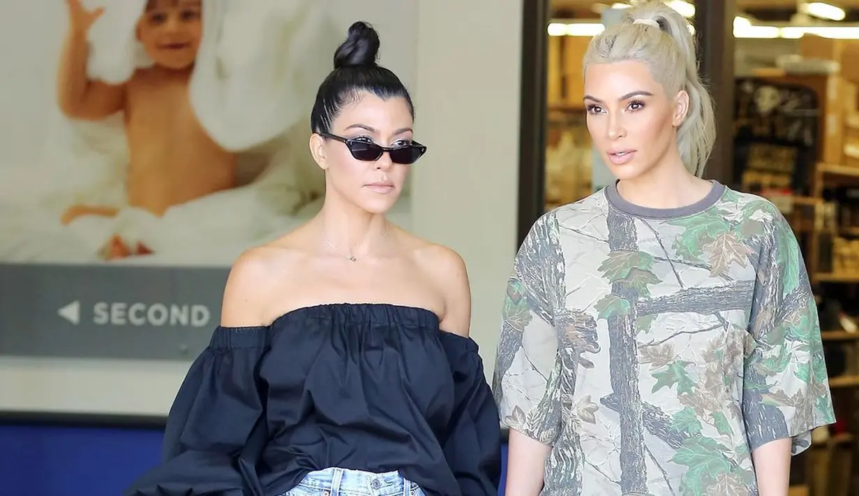 Jadi, bagaimana pertengkaran Kourtney dan Kim Kardashian di Twitter tersebut? (Harper's Bazaar)