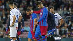 Kabar buruk menimpa Barcelona yang harus kehilangan striker anyarnya, Sergio Aguero akibat mengidap masalah jantung. Diprediksi ia akan menepi dalam 3 bulan ke depan. Lima pemain berikut bisa menjadi alternatif untuk direkrut di bursa transfer Januari mendatang. (AP/Joan Monfort)