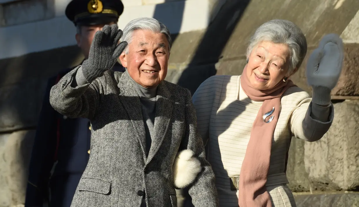 Kaisar Jepang Akihito dan Permaisuri Michiko seusai berjalan-jalan di pantai dekat Hayama Imperial Villa, Prefektur Kanagawa, Senin (21/1). Akihito akan menjadi kaisar pertama yang turun takhta dalam 200 tahun terakhir. (Kazuhiro NOGI/AFP)
