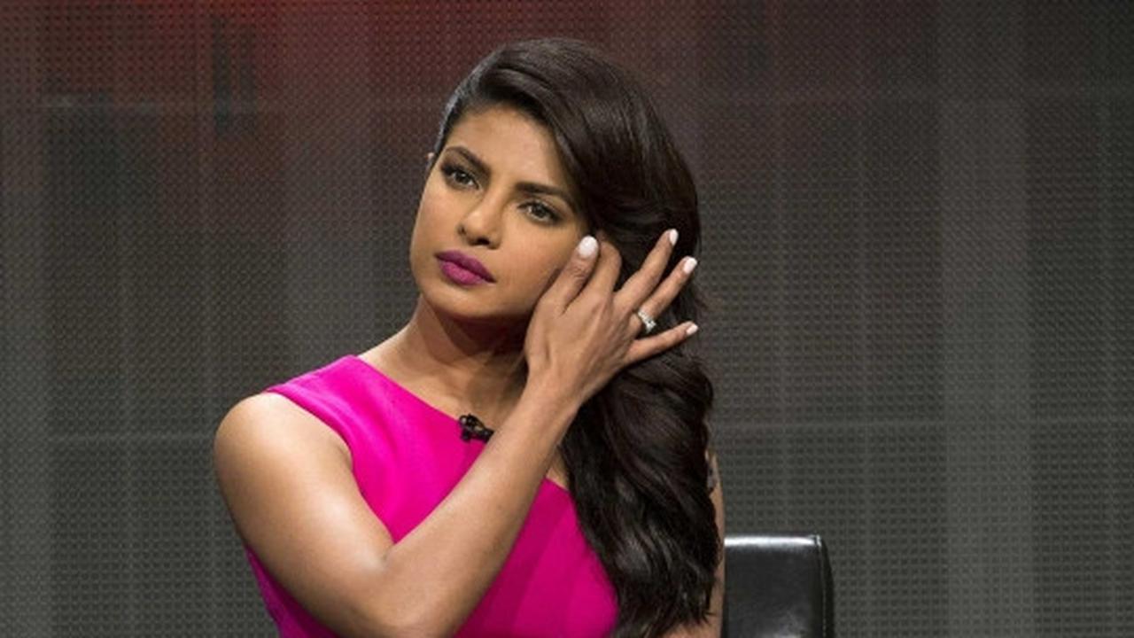 Pose manis Priyanka Chopra dalam balutan gaun pink